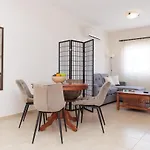 Walnut 1Bed Apt With Shared Pool